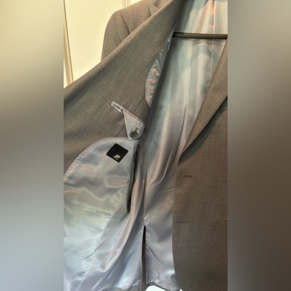 J. Ferrar Men’s Two-Piece Suit Gray 38R jacket, 30x32 pants - Picture 4 of 9